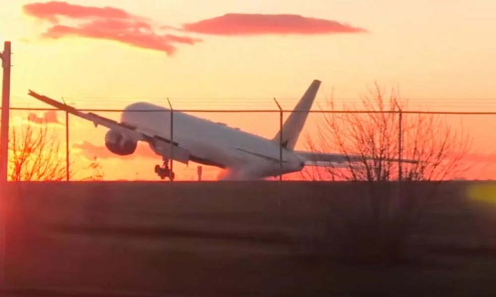 Αναστάτωση σε προσγείωση αεροπλάνου της Air Canada-Έπιασε φωτιά το ένα από τα φτερά (βίντεο)